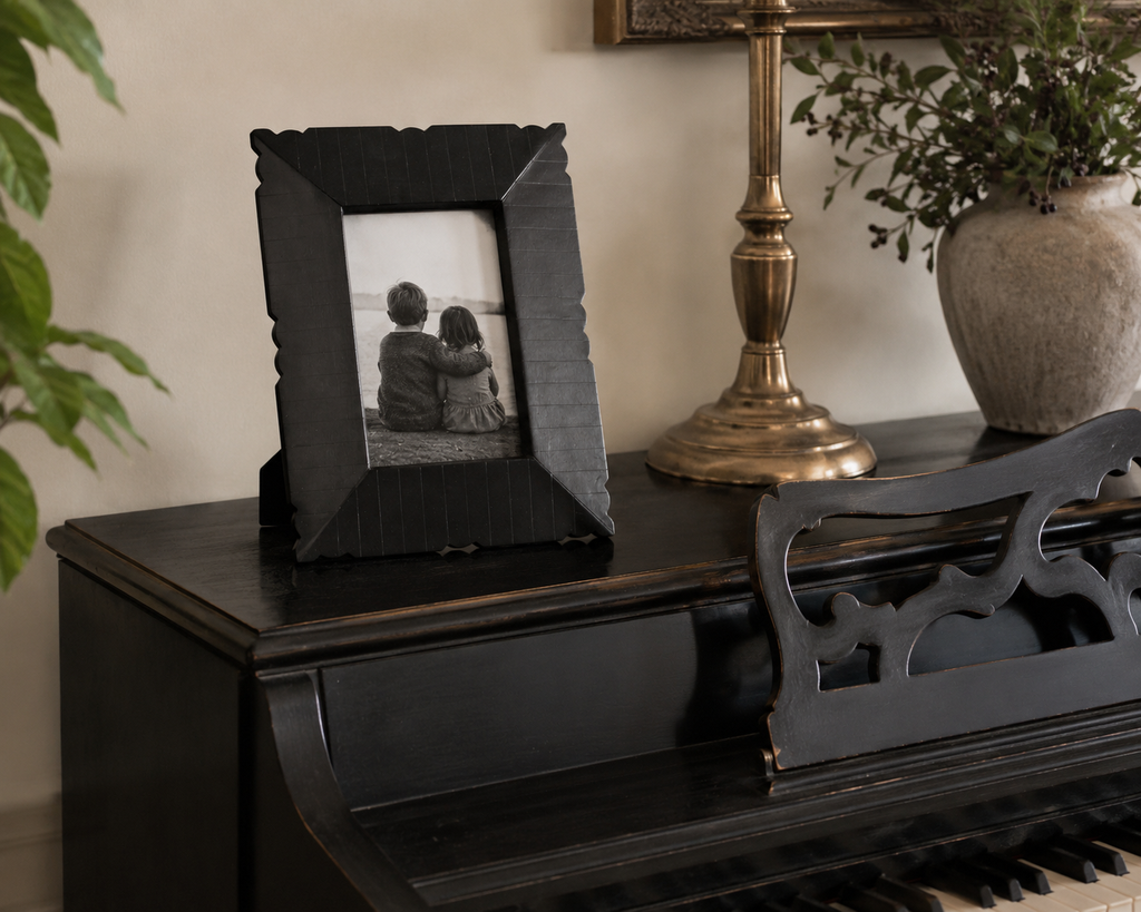 The Scalloped Black Frame — 4x6