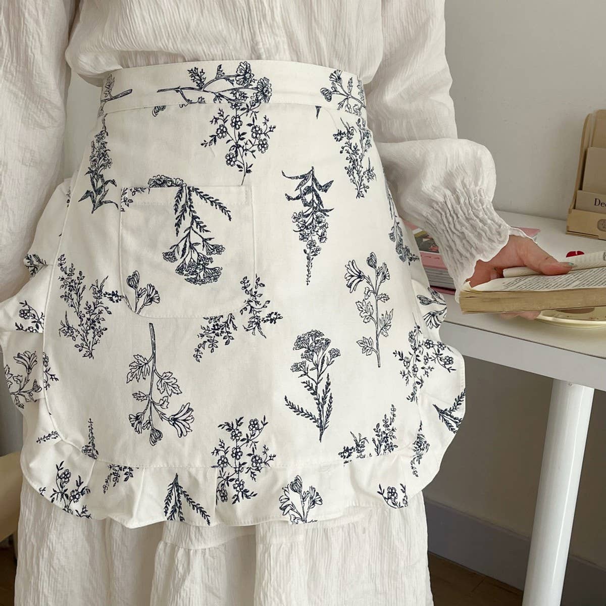 HALF-BODY FLORAL APRON